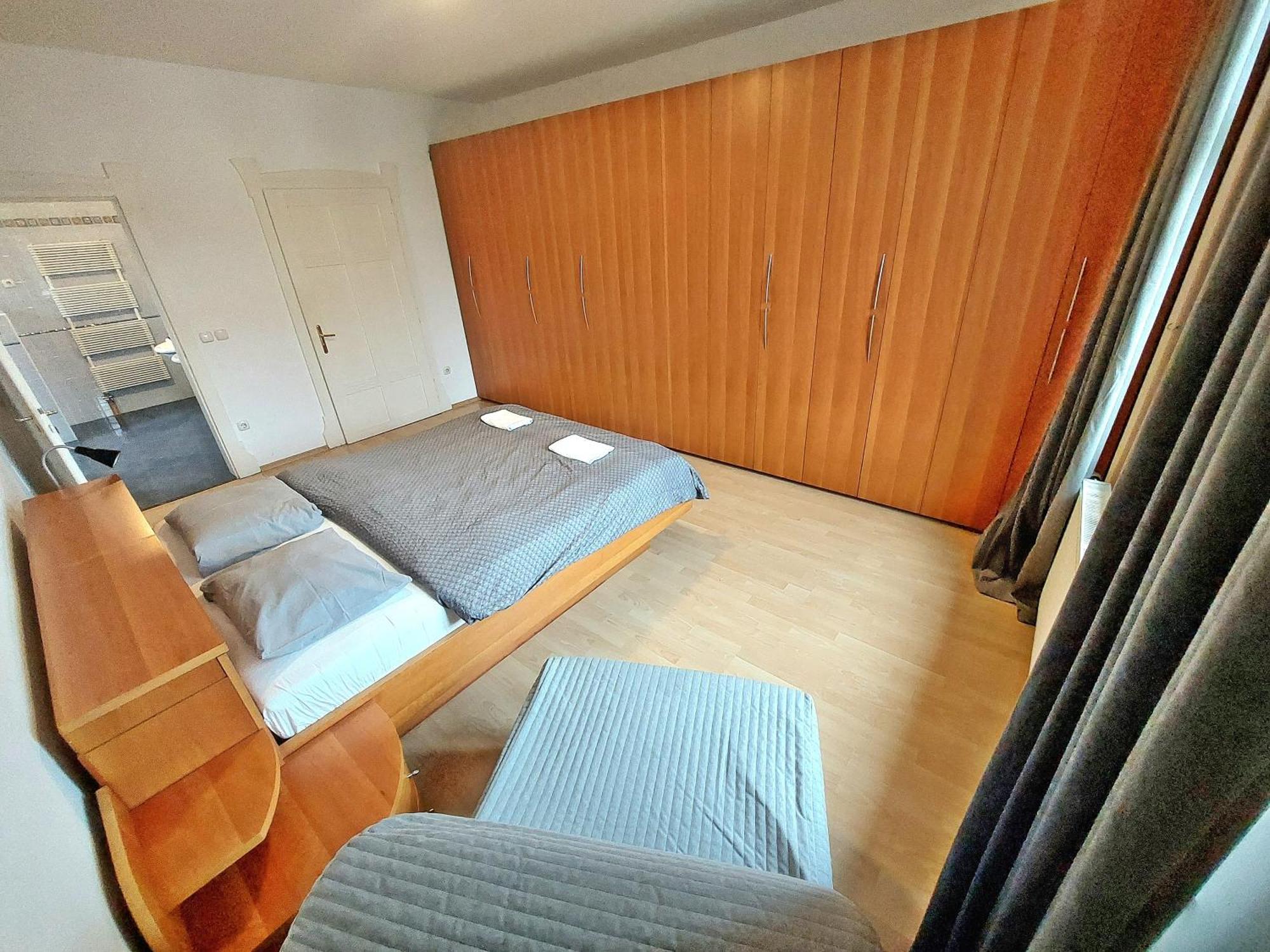 Nastanitev v družini R24, Rose House