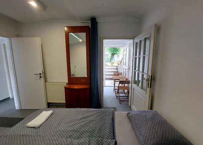 R24, Rose House